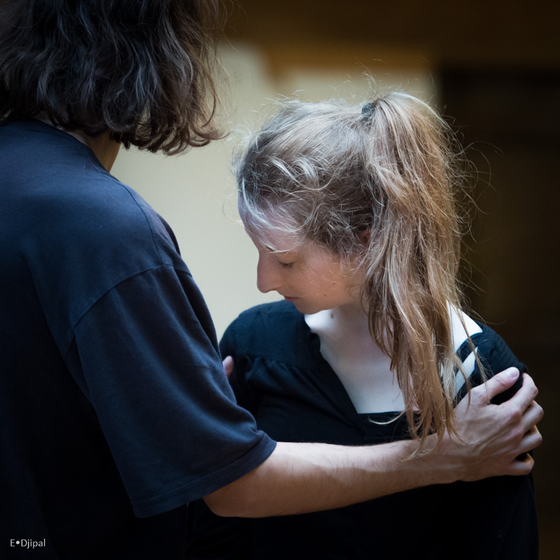 Danseur en pratique de floorwork